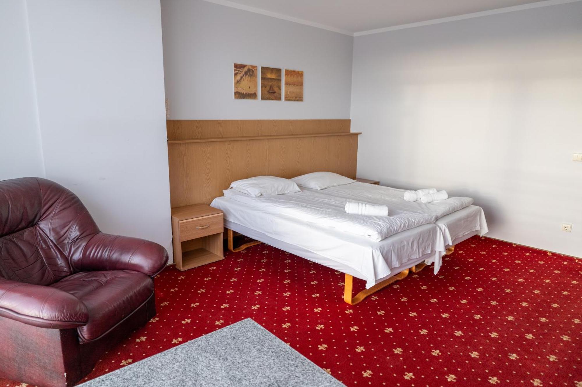 Hotel Viesbutis Banga Tauragė Esterno foto