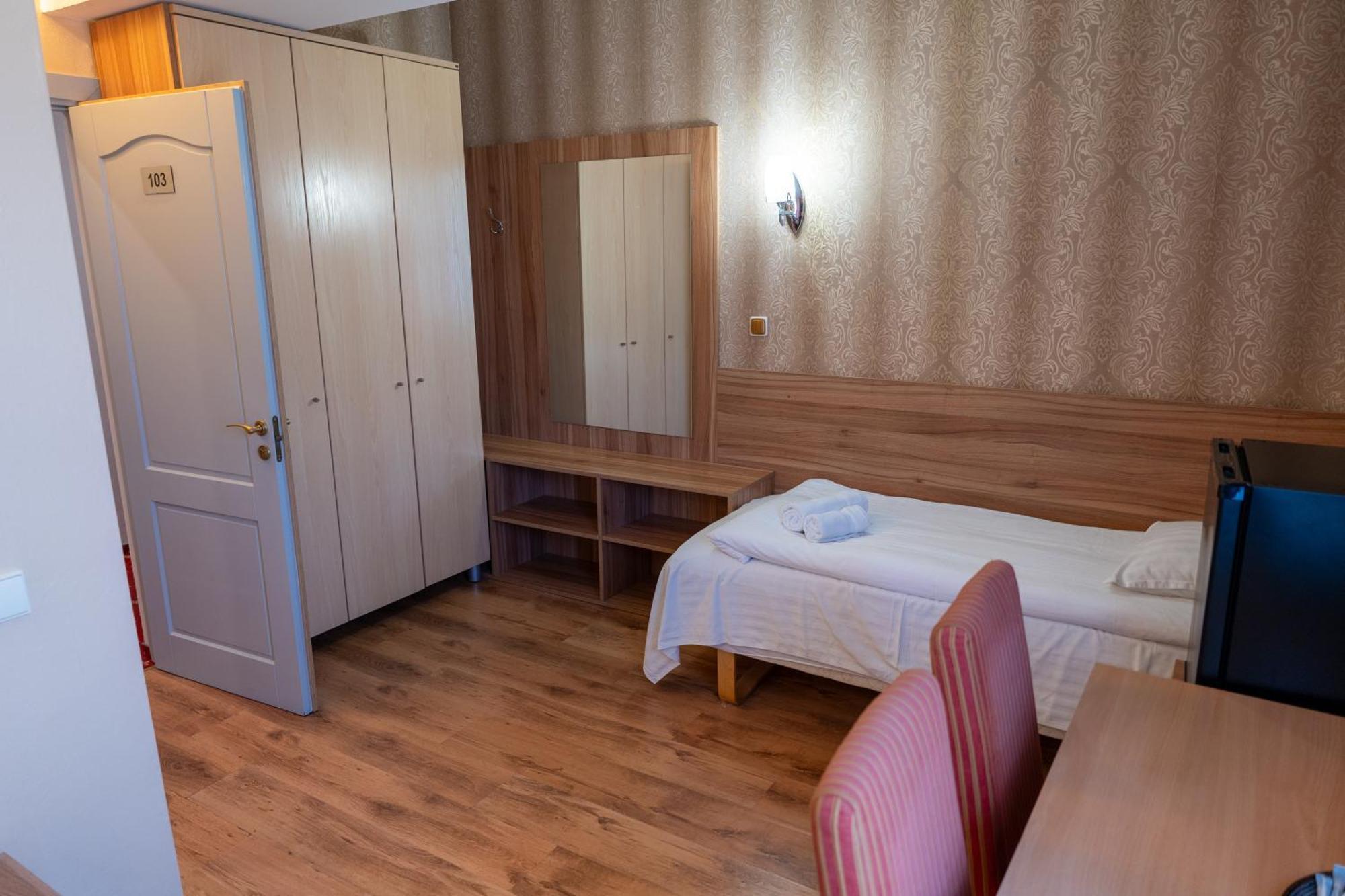 Hotel Viesbutis Banga Tauragė Esterno foto