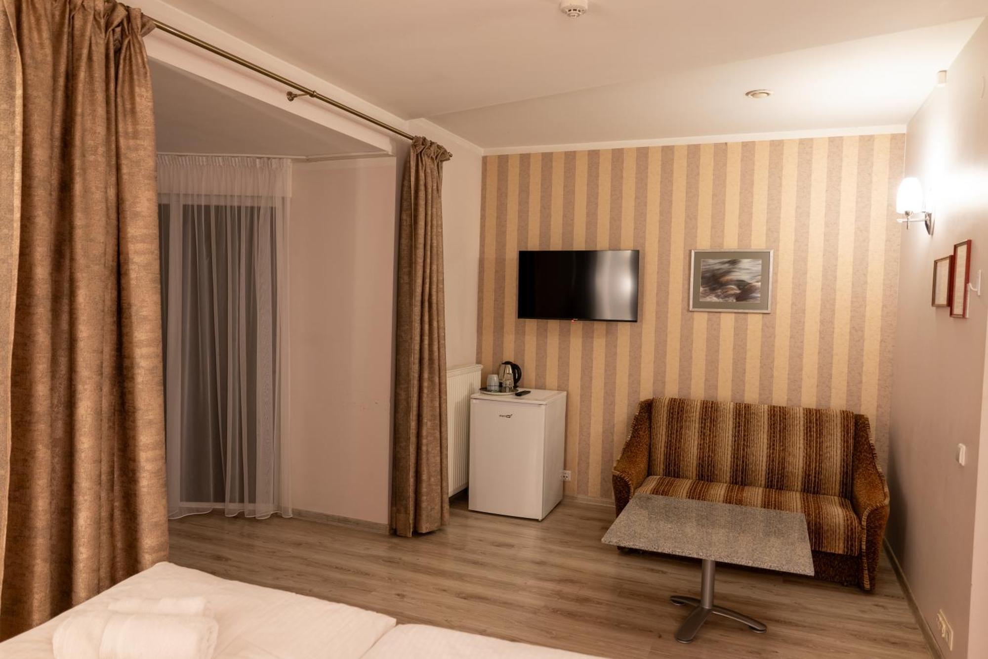 Hotel Viesbutis Banga Tauragė Esterno foto
